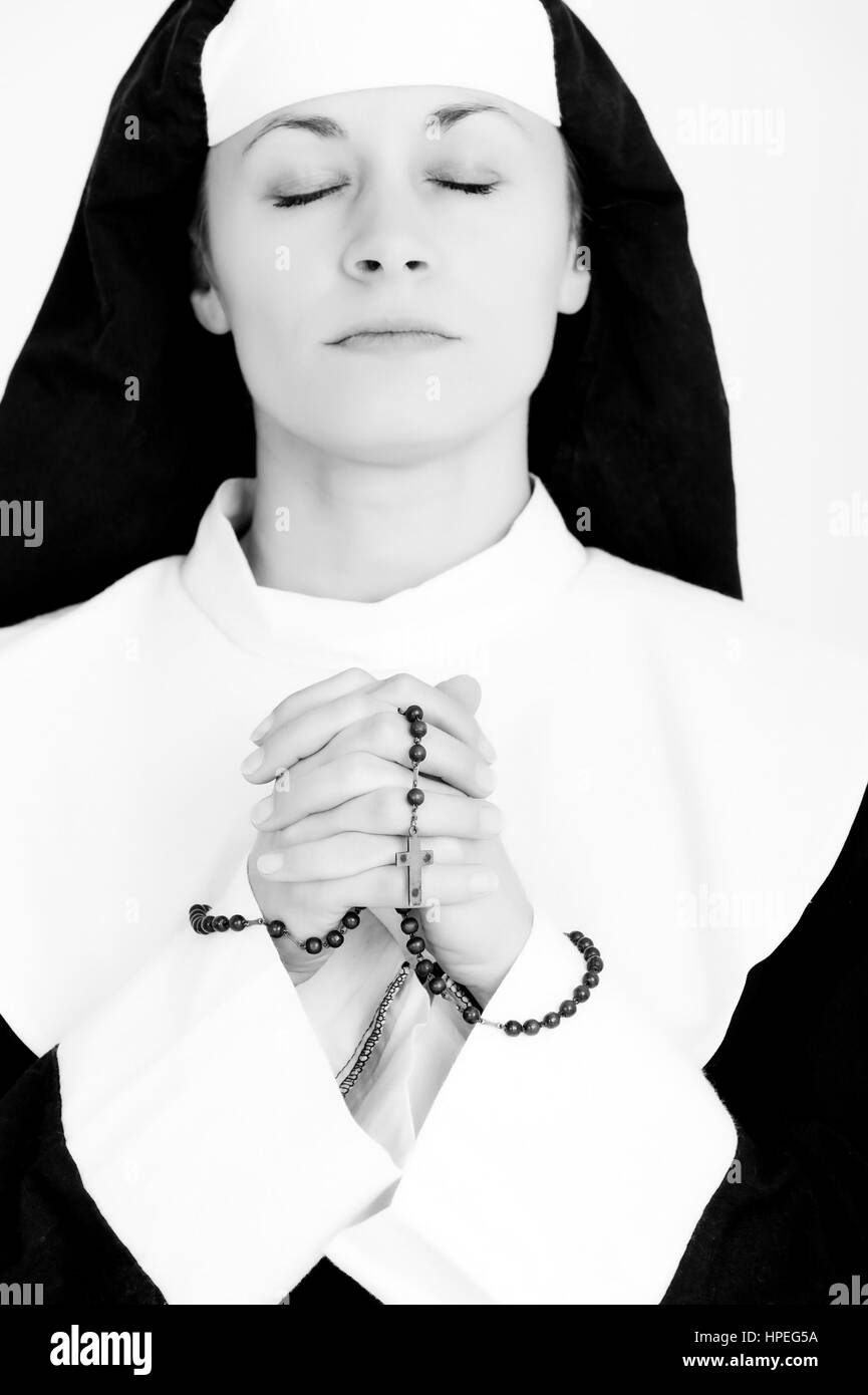 Parution du modèle , Nonne betet den Rosenkranz - nun dit un rosaire Banque D'Images
