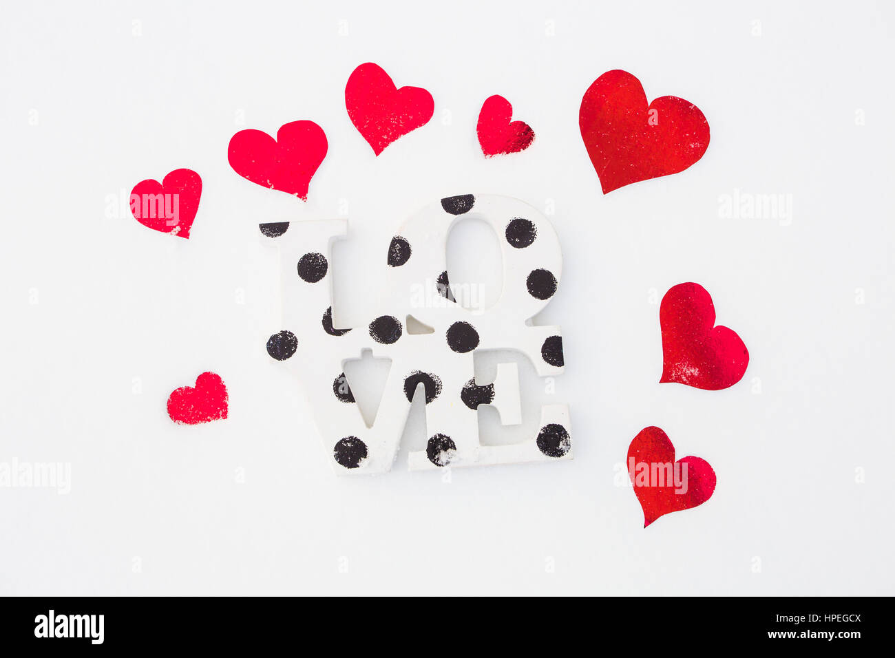 Coeurs rouges et de l'amour sur la neige blanche isolée Banque D'Images