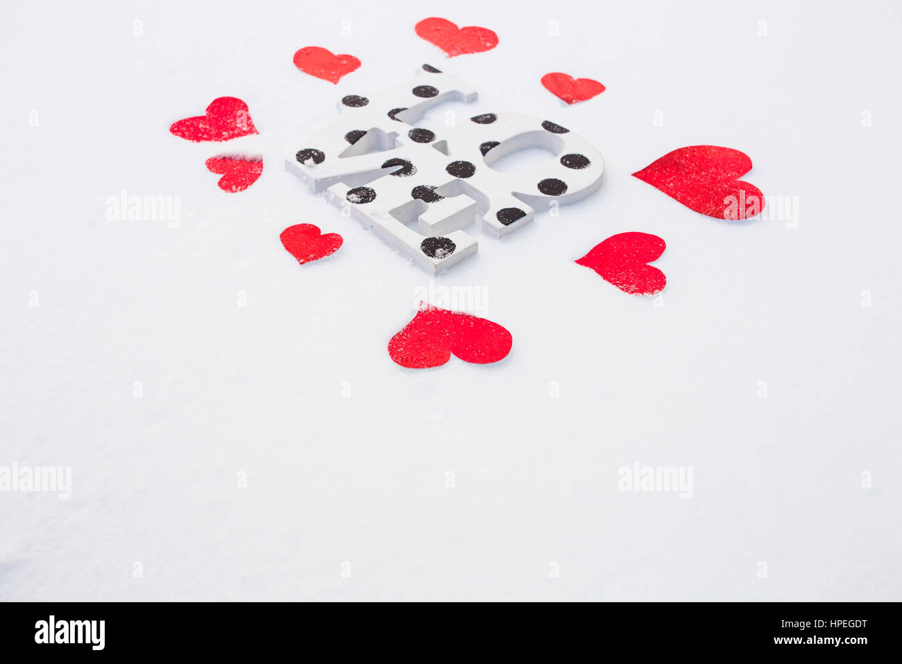 Coeurs rouges et de l'amour sur la neige blanche en forme carrée Banque D'Images
