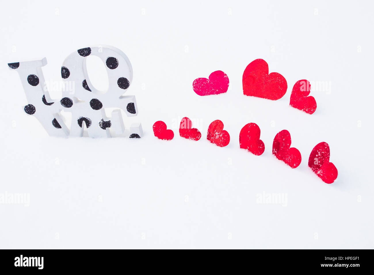 L'abondance et l'amour des Coeurs rouge sur la neige blanche Banque D'Images