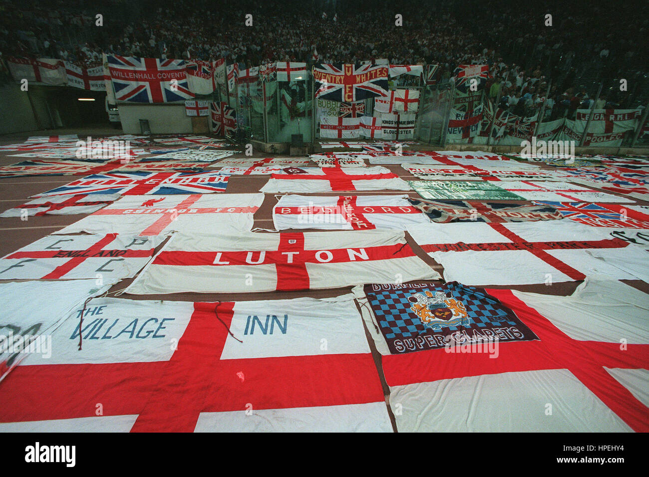 Drapeaux ANGLETERRE & FANS ITALIE V ANGLETERRE 11 Octobre 1997 Banque D'Images