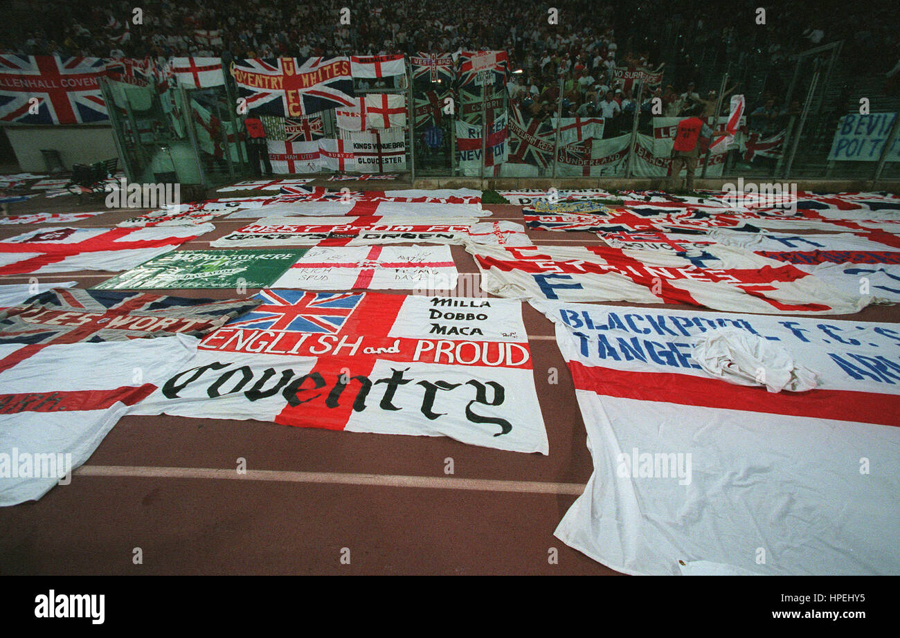 Drapeaux ANGLETERRE & FANS ITALIE V ANGLETERRE 11 Octobre 1997 Banque D'Images