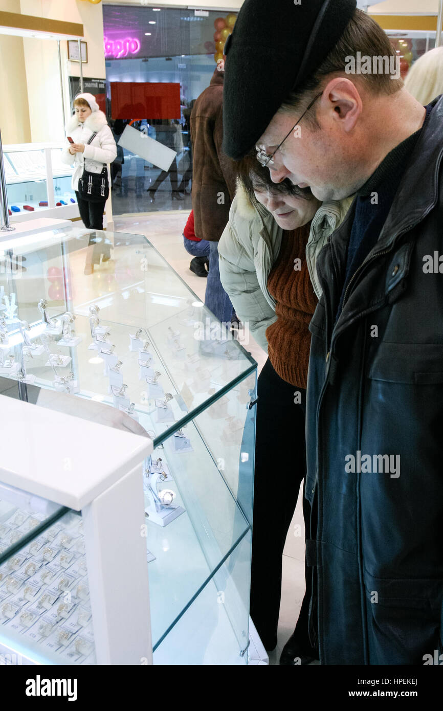 Poltava, Ukraine - 7 mars, 2009 : l'homme et la femme à la recherche de la fenêtre d'un magasin de bijoux Banque D'Images