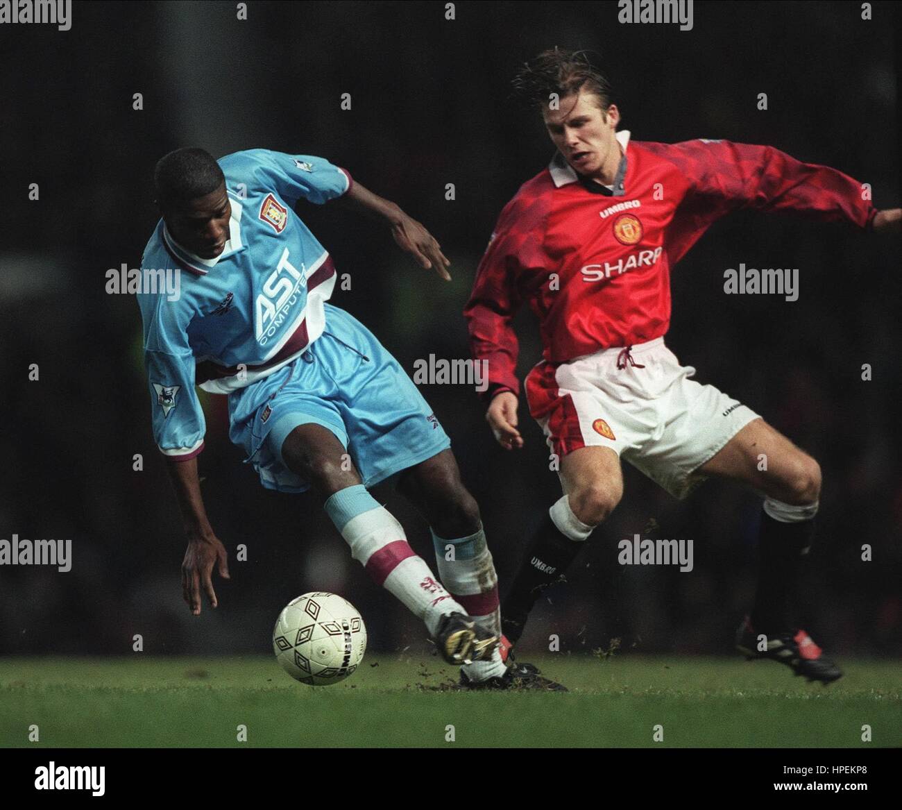 IAN TAYLOR & DAVID BECKHAM MANCHESTER UNITED V ASTON V 16 Décembre 1997 Banque D'Images