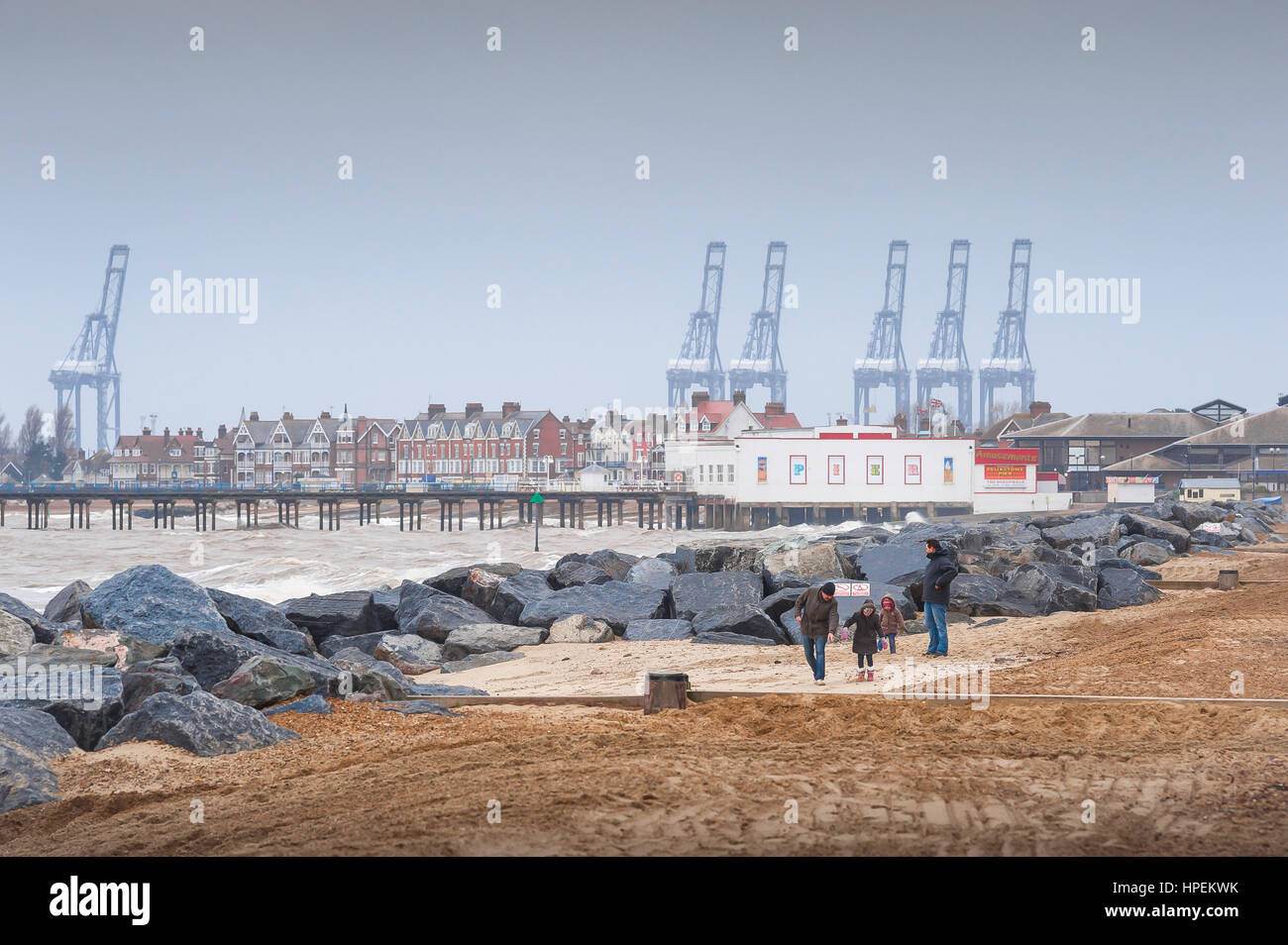 Felixstowe Beach Royaume-Uni, vue d'un groupe de famille marchant le long de la plage à Felixstowe un après-midi d'hiver, Suffolk, Royaume-Uni. Banque D'Images