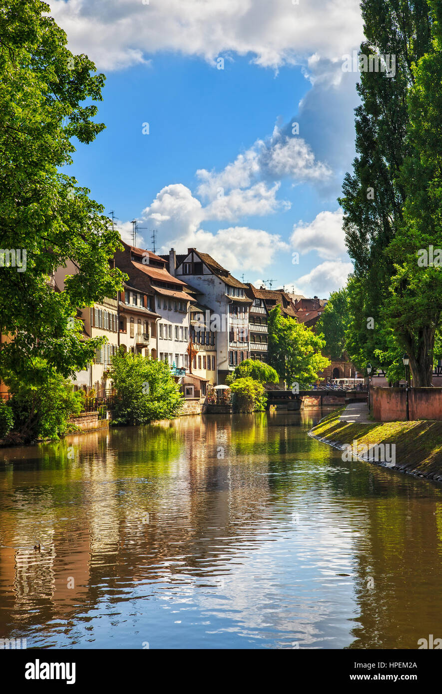 Strasbourg, de l'eau dans le canal de la Petite France. Maisons à colombages et d'arbres à Grand Ile. Alsace, France. Site de l'Unesco. Banque D'Images Strasbourg, de l'eau dans le canal de la Petite France. Maisons à colombages et d'arbres à Grand Ile. Alsace, France. Site de l'Unesco. Banque D'Images