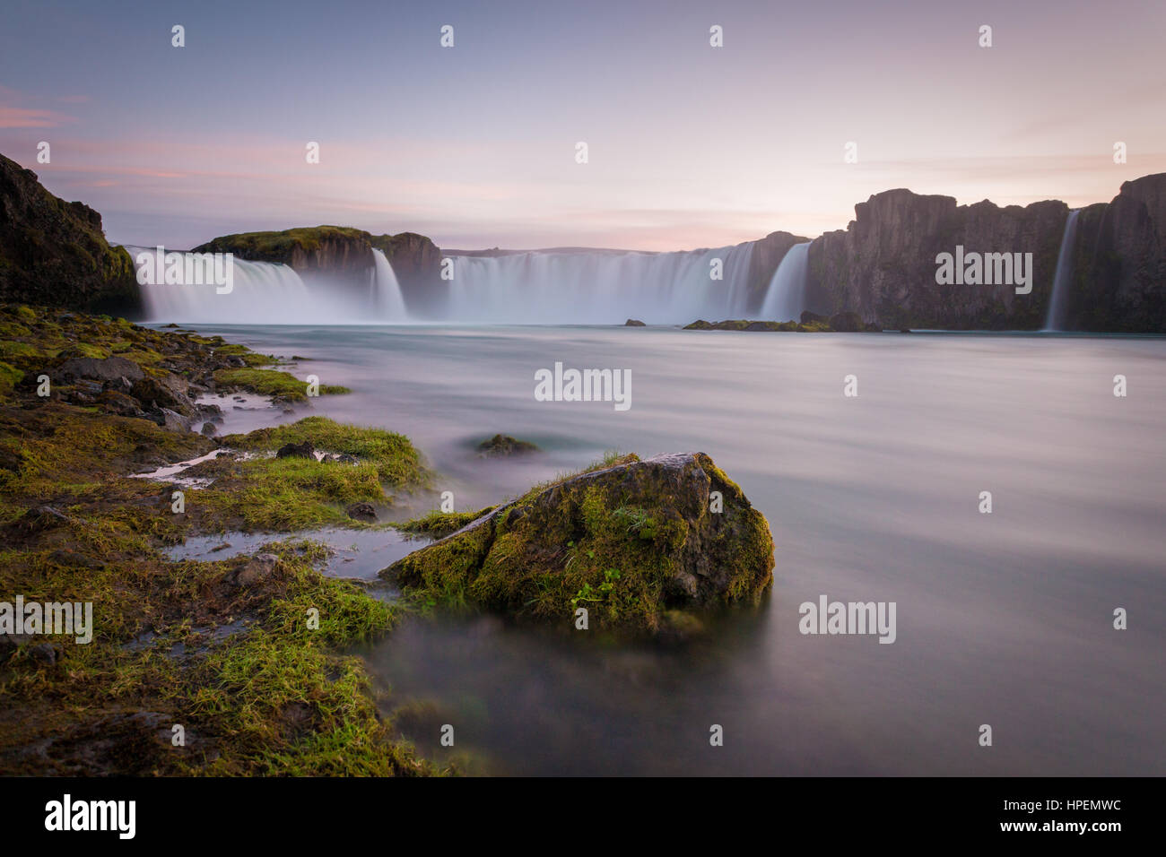 Godafoss, Myvatn, l'Islande. la cascade des dieux au coucher du soleil Banque D'Images