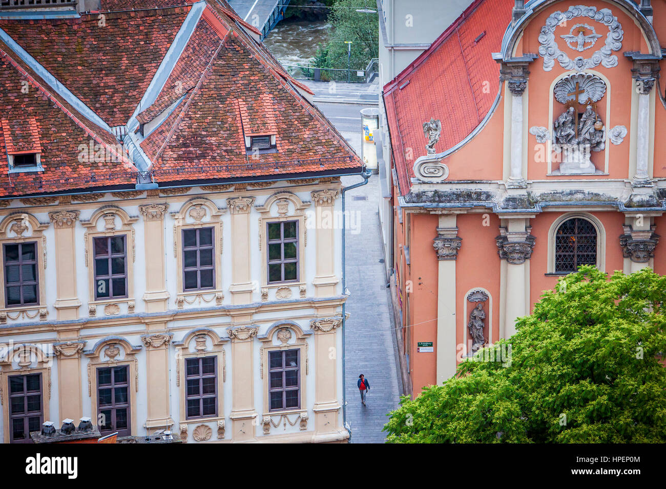 Vue aérienne, à droite façade de Dreifaltigkeitskirche ou l'église Holy Trinity, Graz, Autriche Banque D'Images