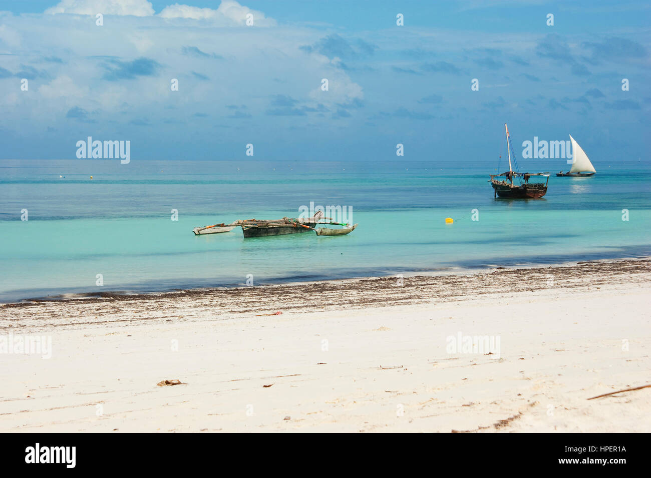 Trois différents bateaux dans l'océan Indien et la plage de Zanzibar. Banque D'Images