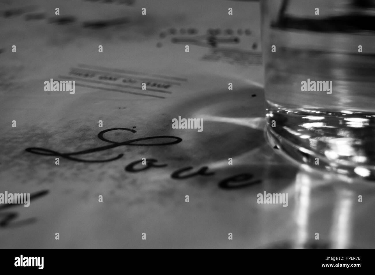 Un verre d'eau et le mot 'Amour' sur la nappe Banque D'Images