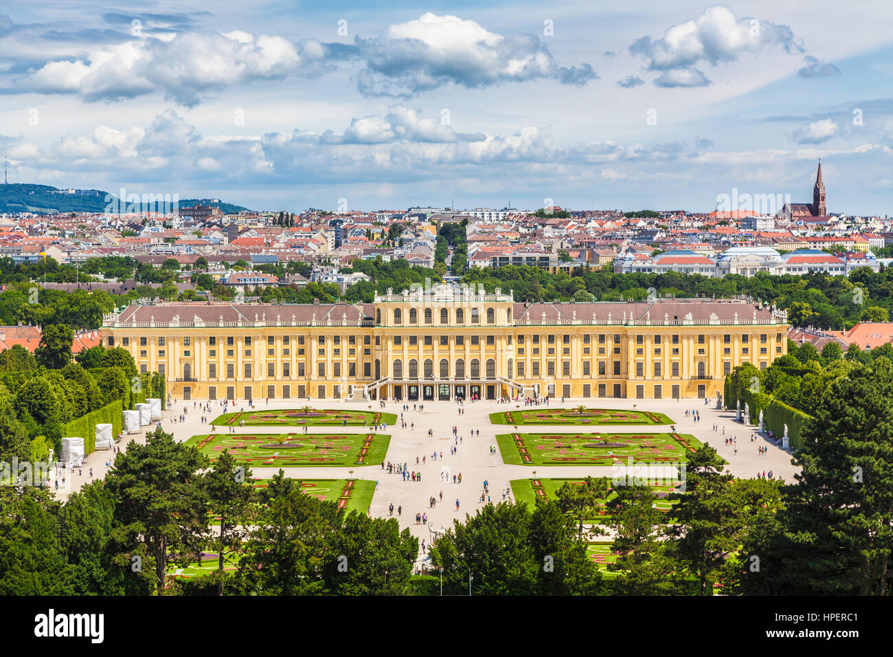La vue classique du célèbre Palais Schönbrunn avec beaucoup de parterres sur une belle journée ensoleillée avec ciel bleu et nuages en été, Vienne, Autriche Banque D'Images