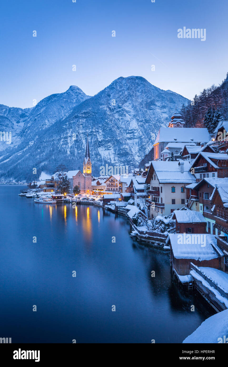 Vue de carte postale classique de la célèbre ville au bord du lac de Hallstatt dans les Alpes avec de belles Hallstattersee mystique en hiver après le coucher du soleil au crépuscule, Autriche Banque D'Images