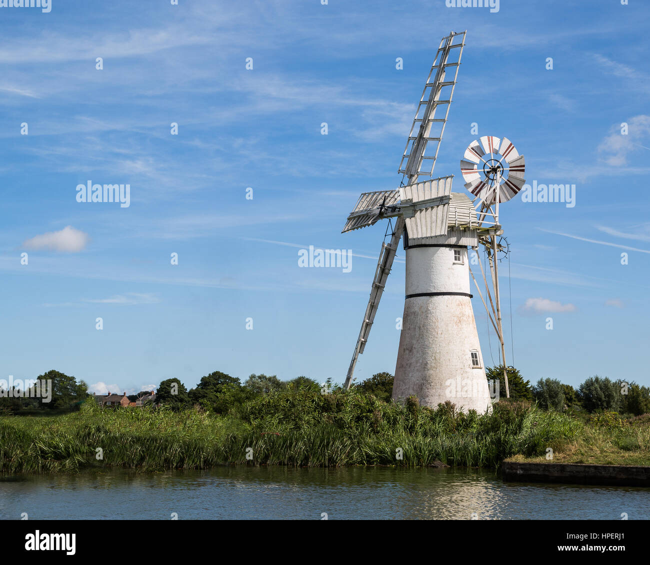 Pompe éolienne sur une journée ensoleillée sur les Norfolk Broads Banque D'Images