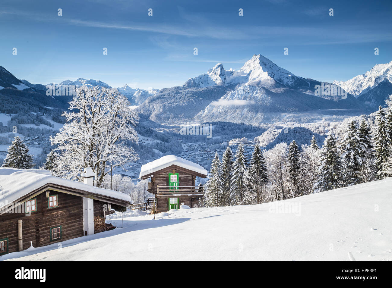 Vue panoramique sur scenic white Winter Wonderland des paysages de montagne dans les Alpes avec mountain chalets traditionnels en bois sur une belle journée ensoleillée à froid Banque D'Images