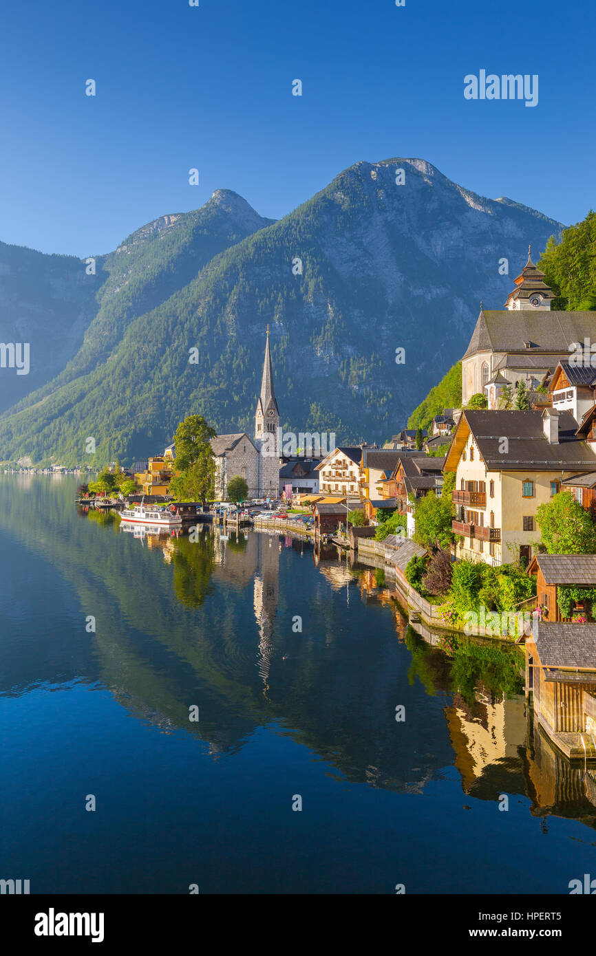 Vue de carte postale classique de la célèbre ville au bord du lac de Hallstatt dans les Alpes en scenic golden lumière du matin au lever du soleil sur une belle journée ensoleillée en été Banque D'Images