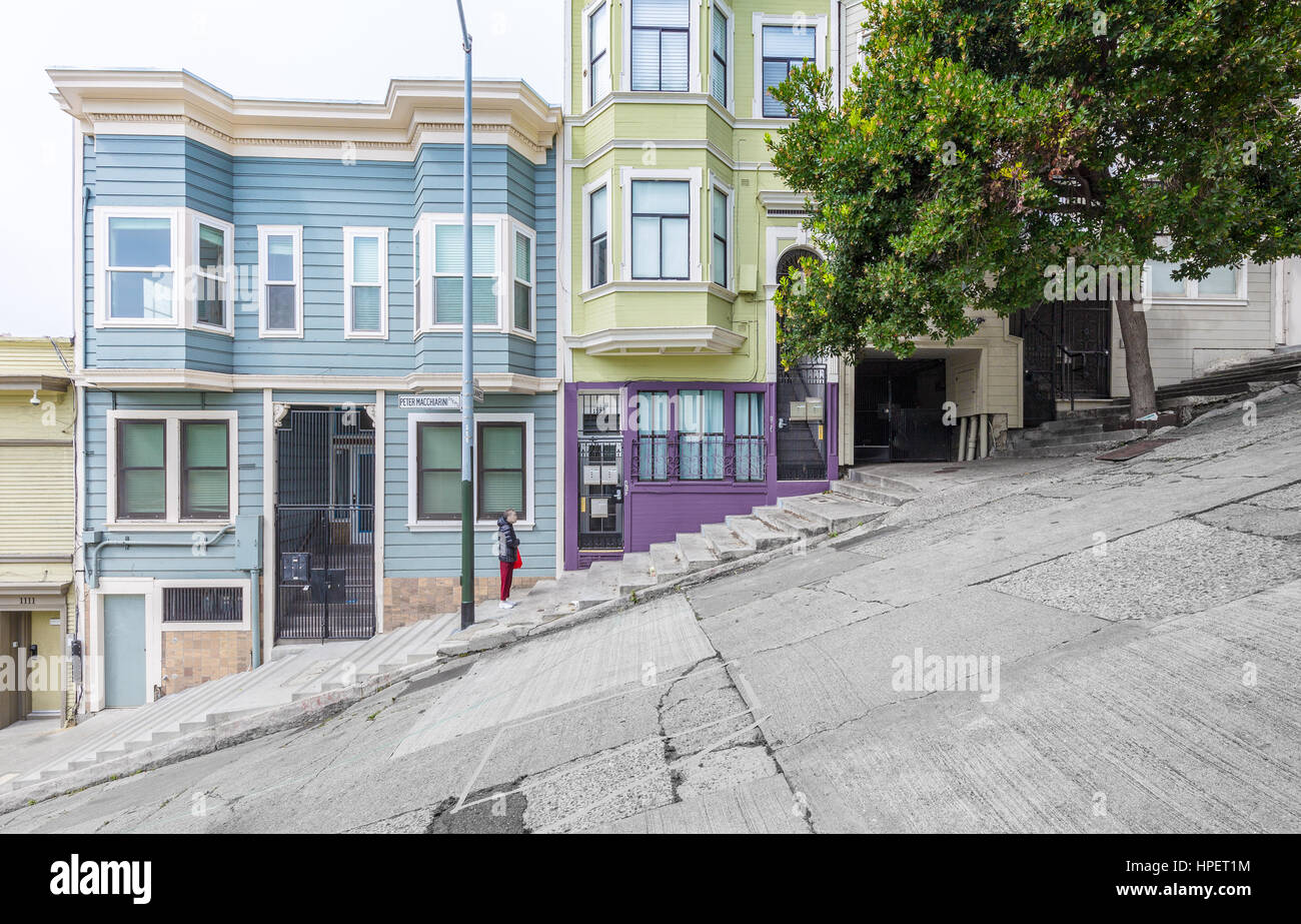 Scène urbaine classique historique de bâtiments colorés le long d'une des rues les plus San Francisco près de Telegraph Hill district résidentiel sur un être Banque D'Images