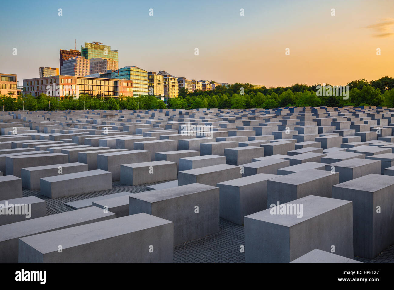 Mémorial de l'holocauste juif célèbre près de Brandenburger Tor (Porte de Brandebourg) au coucher du soleil en été, Berlin, Allemagne Banque D'Images