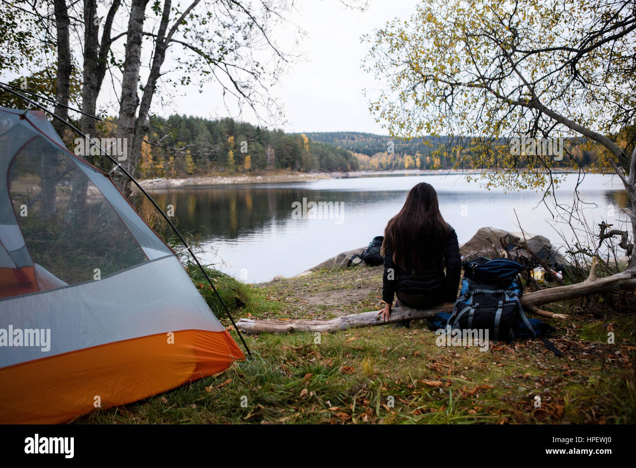 Young female hiker appréciant la vue sur le lac au camping Banque D'Images