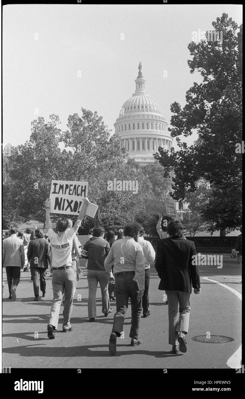 Les manifestants à "Impeach Nixon' panneau près de l'U S Capitol, Washington, DC, 1973. Banque D'Images