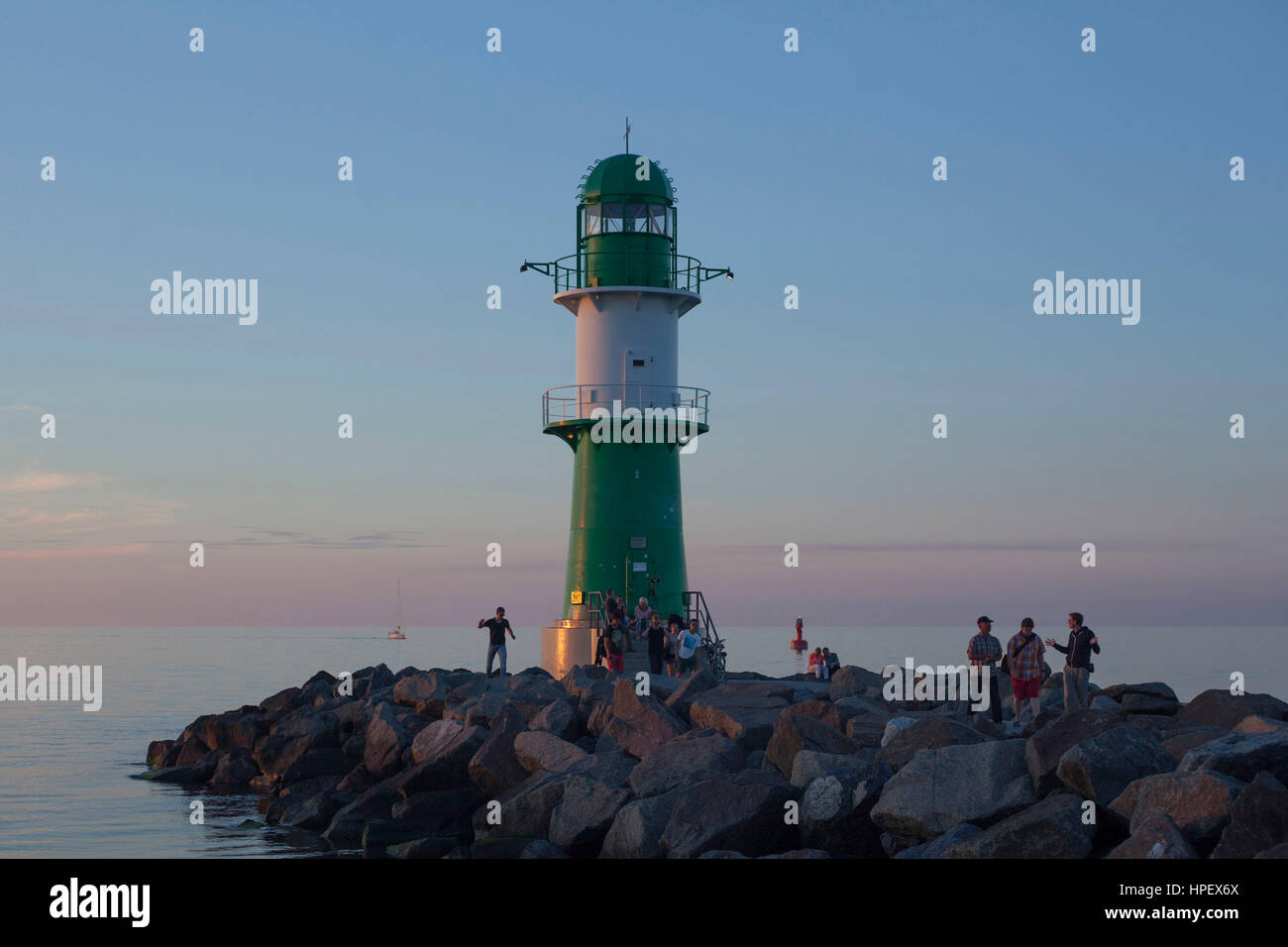 Rostock-WarnemÃ¼nde, vue de l'Westmole au crépuscule Banque D'Images