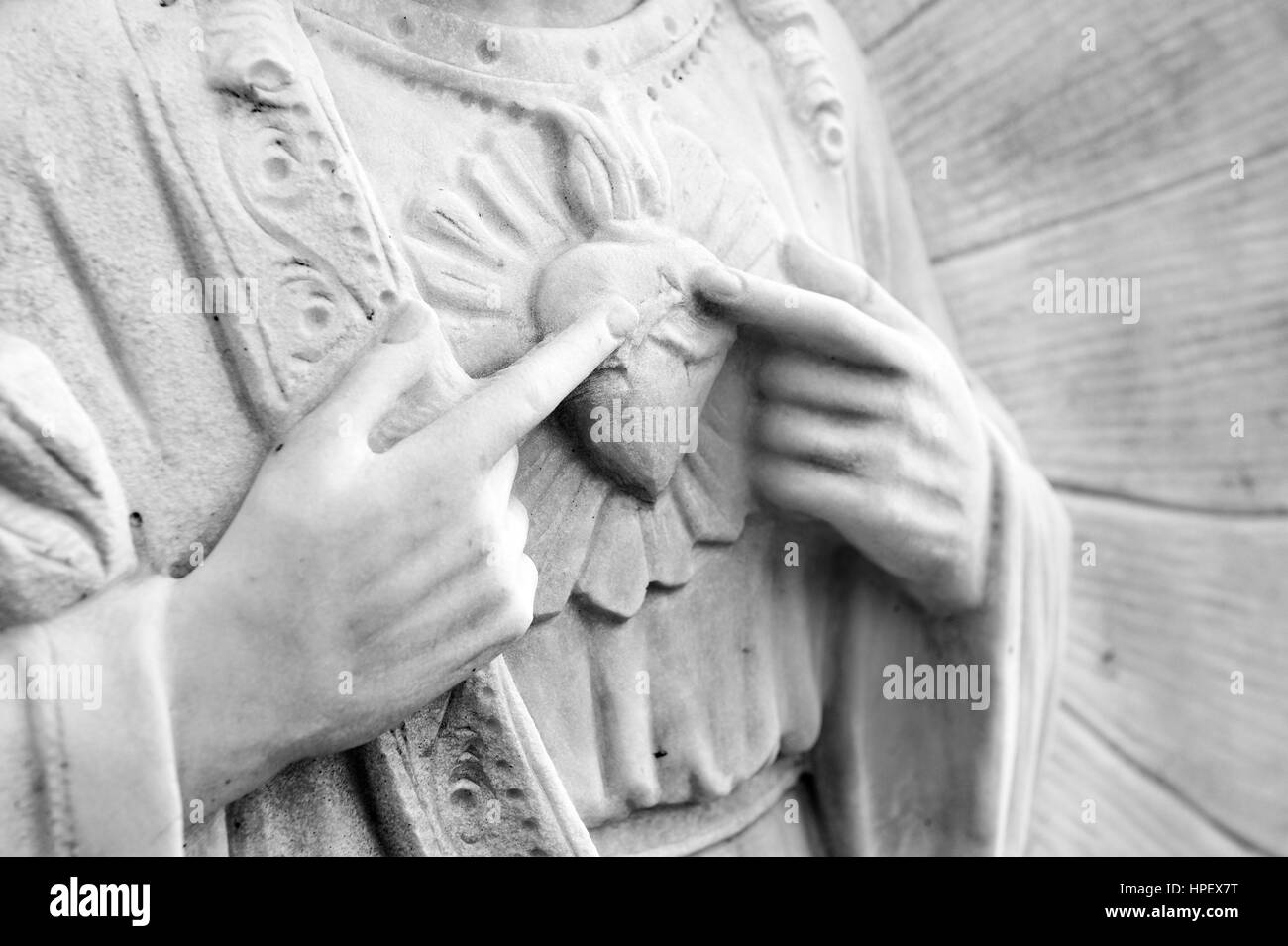 La figure du Sacré-Cœur, détail d'une statue, La Statue tient deux doigts sur un coeur Banque D'Images