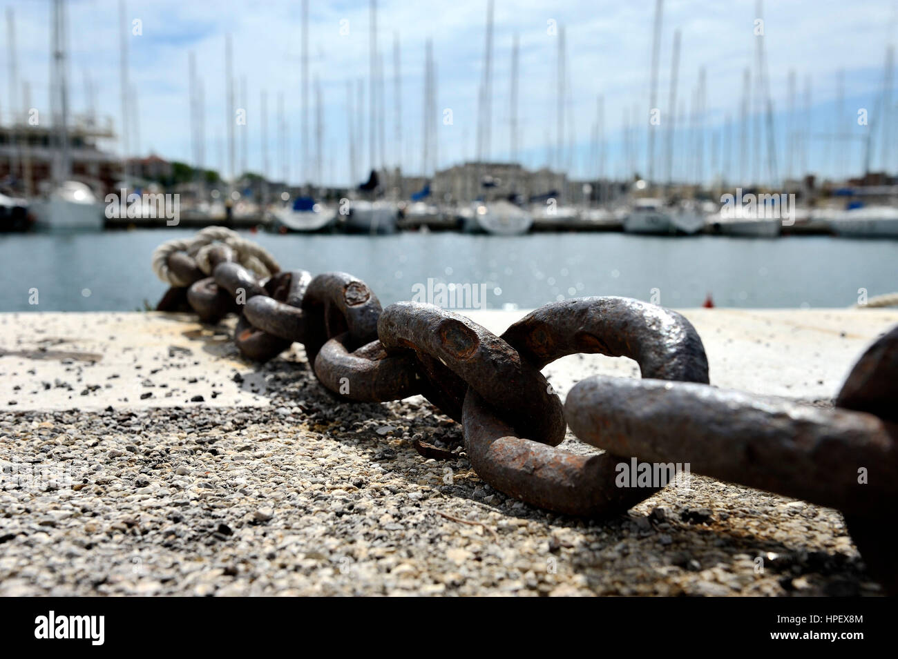 Rusty chaîne d'ancre dans le port de Trieste Banque D'Images