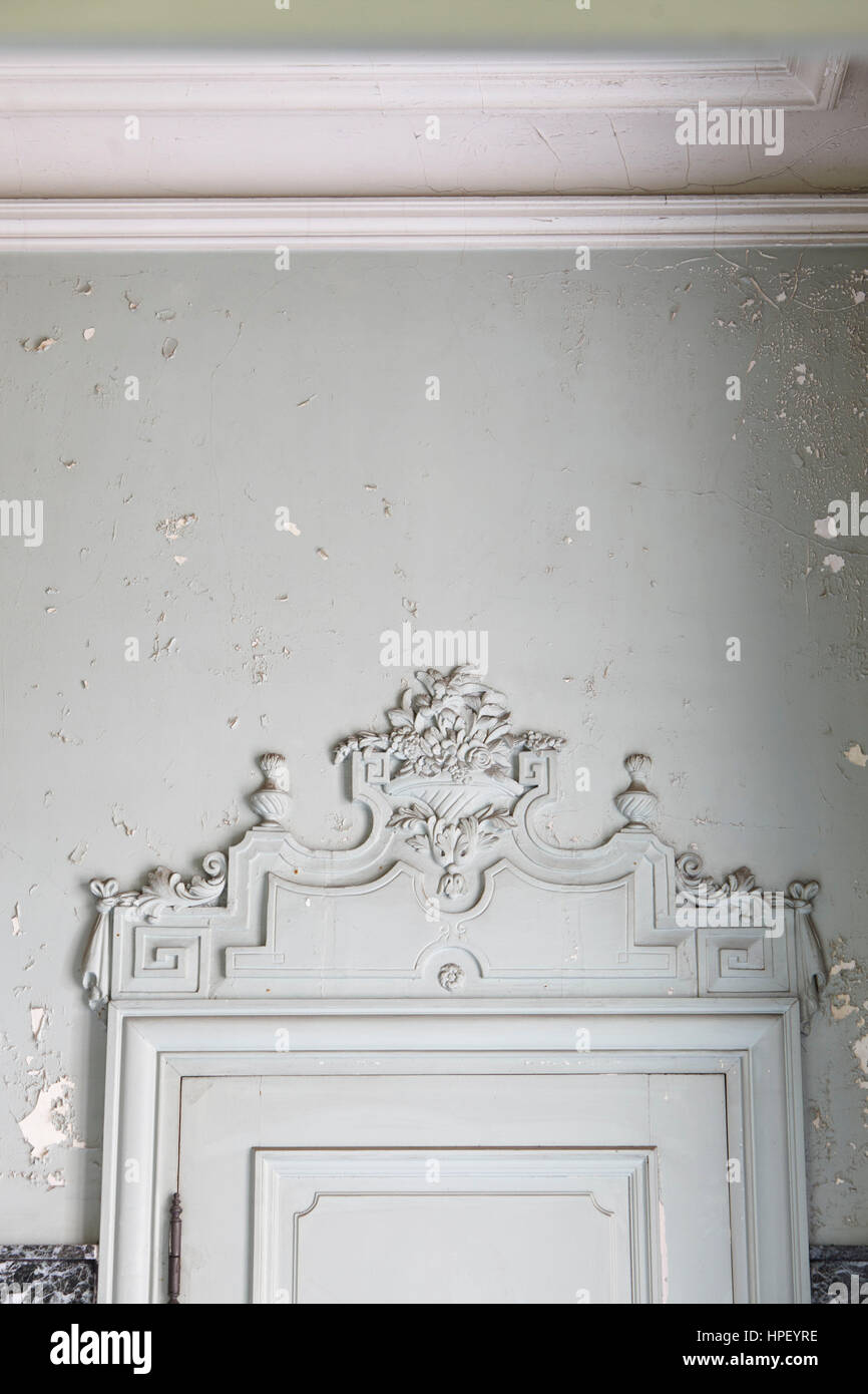 Partie d'une porte d'une pièce d'un bâtiment ancien avec plafond en stuc en détail Banque D'Images