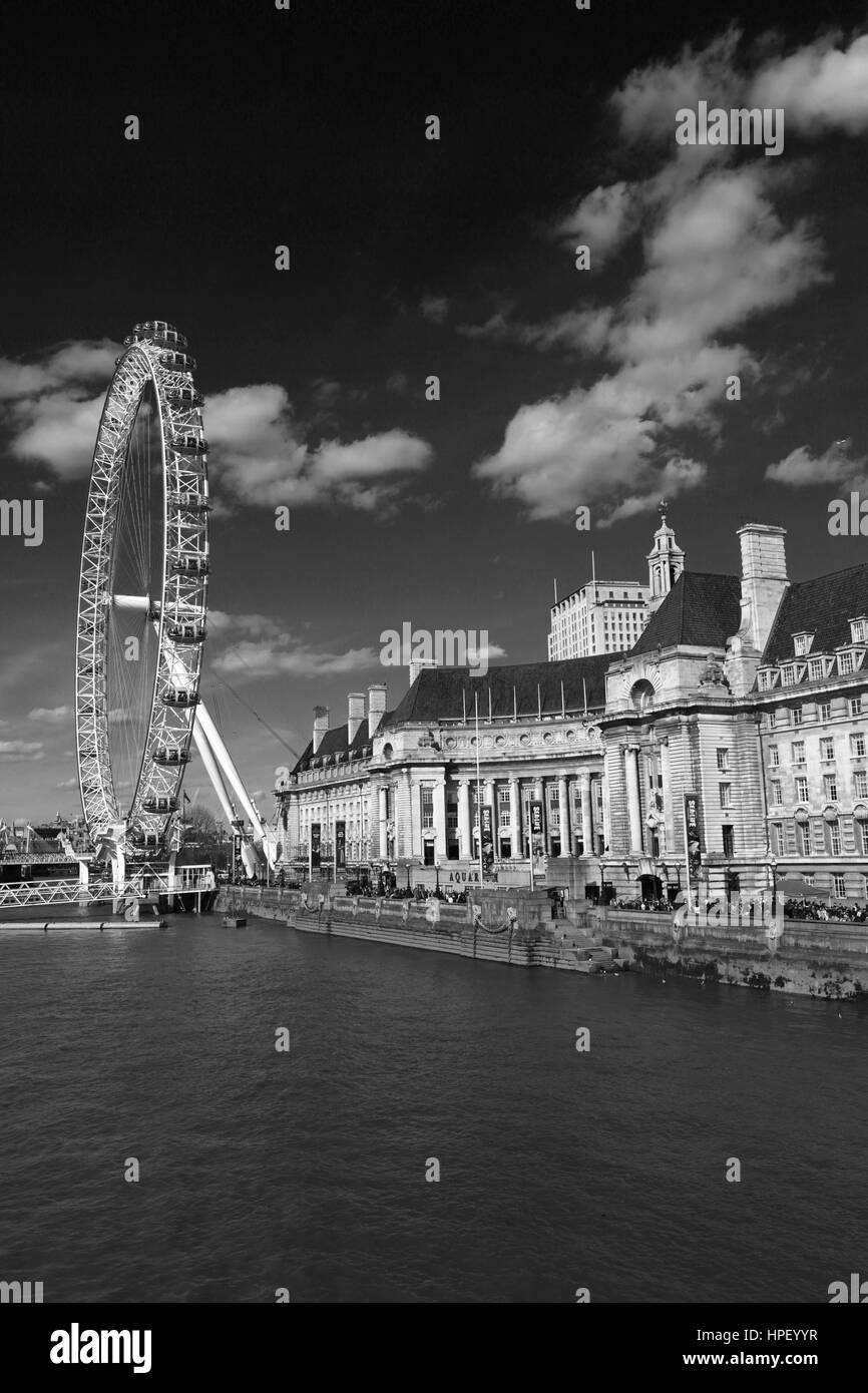 Les touristes à la London Aquarium et roue du millénaire, la banque du sud, tamise, Westminster, London city, England, UK Banque D'Images