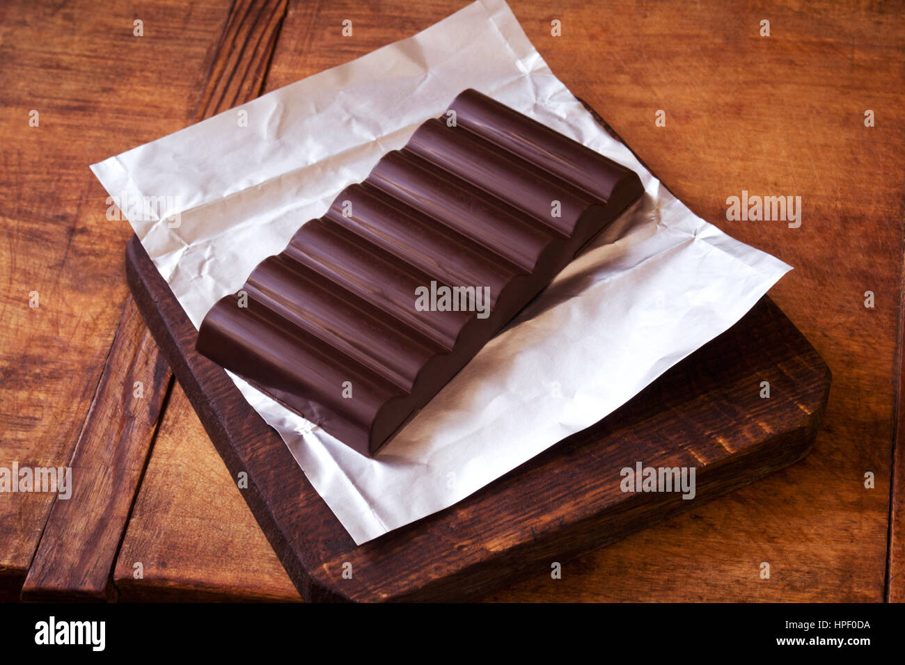 Barre de chocolat sur la table de bois rustique Banque D'Images