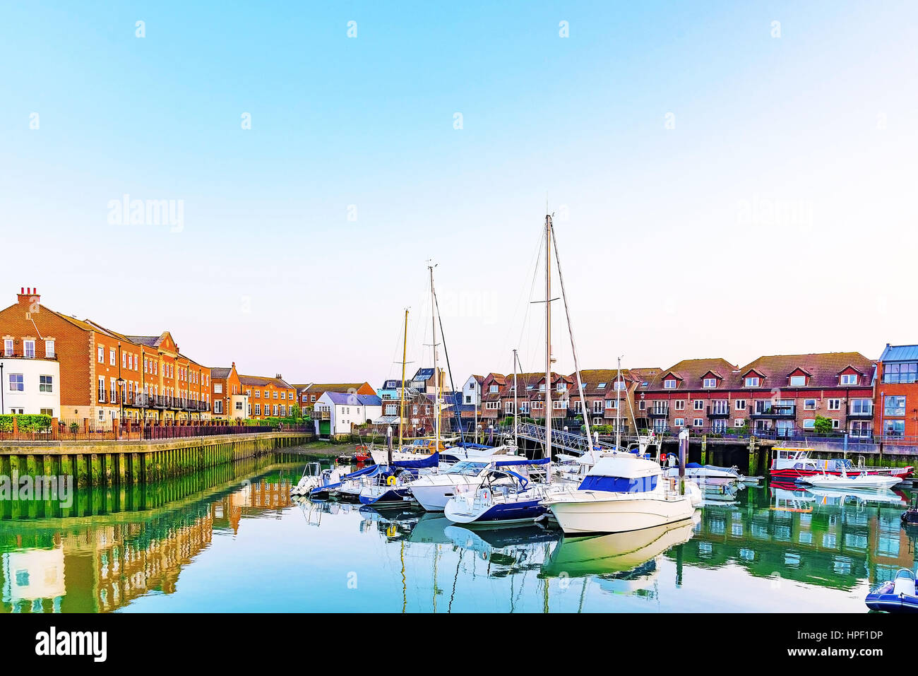 Quartier résidentiel avec des bateaux et des bâtiments au bord de mer Banque D'Images