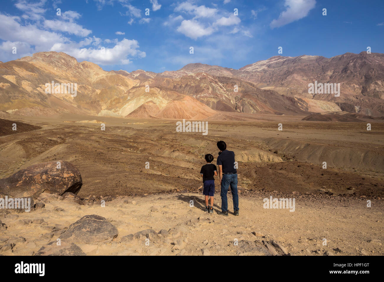 Les gens, les touristes, père et fils, la visite, l'artiste, les Black Mountains, Death Valley National Park, Death Valley, California, United States Banque D'Images