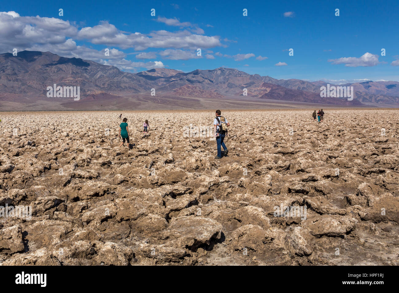 Les touristes, famille, visiteurs, visites, Devils Golf Course, Death Valley National Park, Death Valley, Californie Banque D'Images
