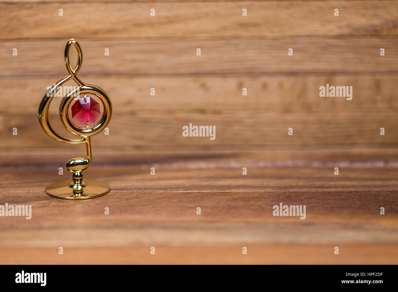 Figurine Clef de Sol avec cristal rouge Banque D'Images