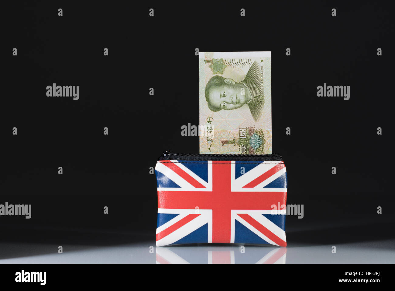 Union Jack avec porte-monnaie Yuan Renminbi chinois / ... sur un fond  sombre. Métaphore pour Yuan-Pound taux de change. Le commerce  sino-britannique, la faiblesse du yuan Photo Stock - Alamy