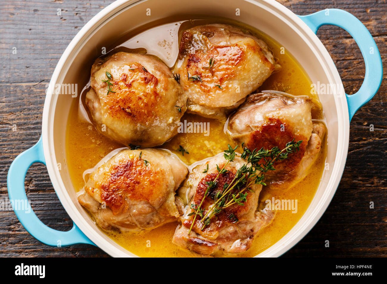 Ragoût de poulet rôti poêle en fonte en close-up Banque D'Images