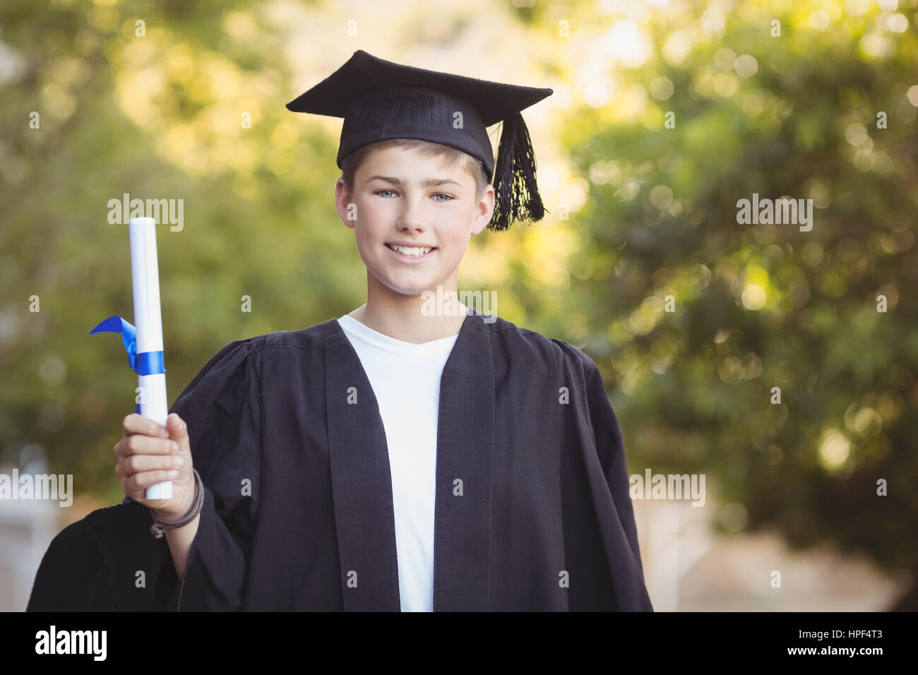 Portrait d'écolier d'études supérieures en degré permanent faites défiler jusqu'à l'école sur le campus Banque D'Images