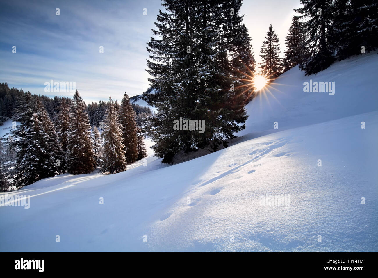 Rayons de plus de collines enneigées dans les Alpes Banque D'Images