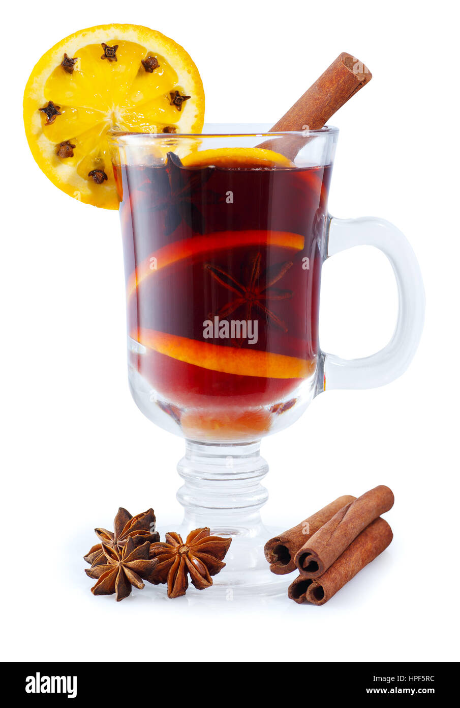 Vin chaud aux épices isolé sur fond blanc. Cocktail sans alcool d'hiver. Vin chaud avec tranche d'orange et d'anis cannelle. Vin chaud Banque D'Images