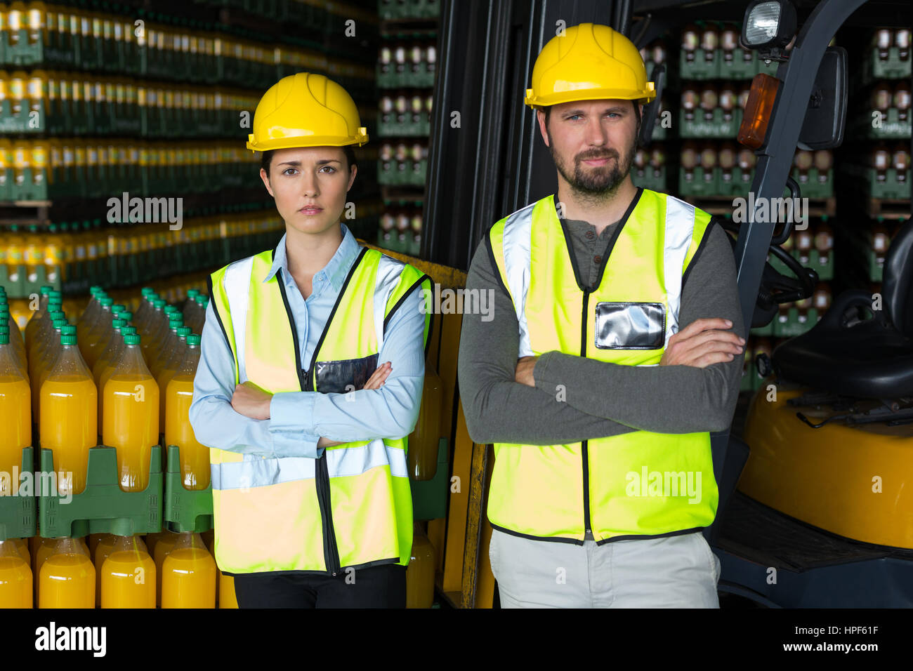 Portrait de travailleurs d'usine standing with arms crossed in factory Banque D'Images