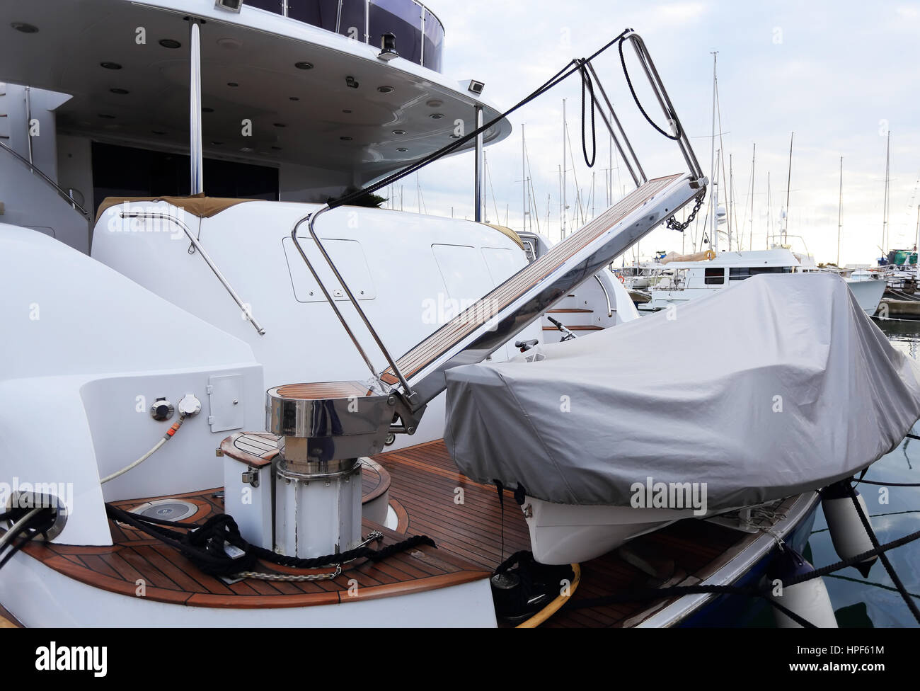 Stern de yacht de luxe blanc avec voile d'urgence Banque D'Images