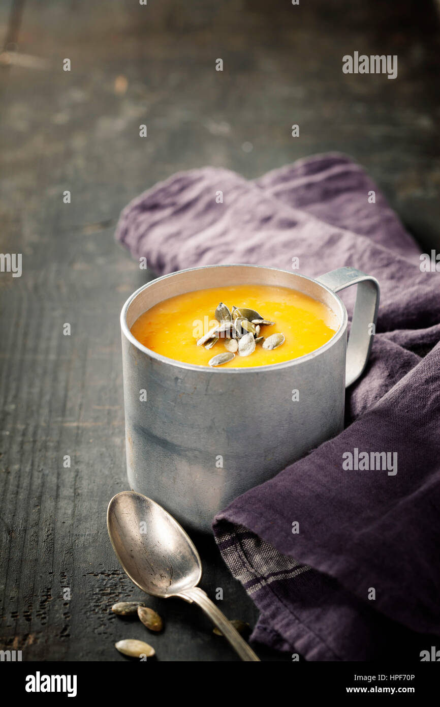 Soupe de potiron dans un chaudron sur une surface en bois Banque D'Images