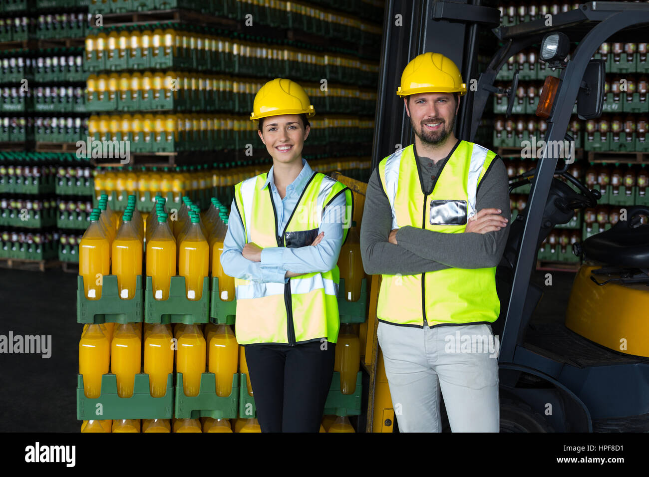 Portrait de travailleurs d'usine standing with arms crossed in factory Banque D'Images