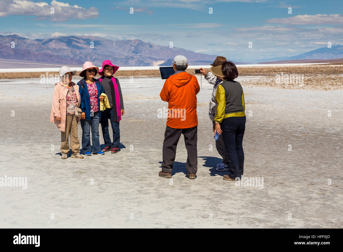 Korean-Americans, personnes, touristes, visiteurs, visites, Badwater Basin, 282 pieds au-dessous du niveau de la mer, Death Valley National Park, Death Valley, Californie Banque D'Images