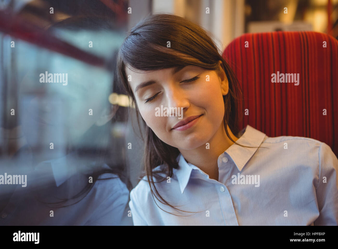 Businesswoman sleeping pendant votre voyage en train Banque D'Images