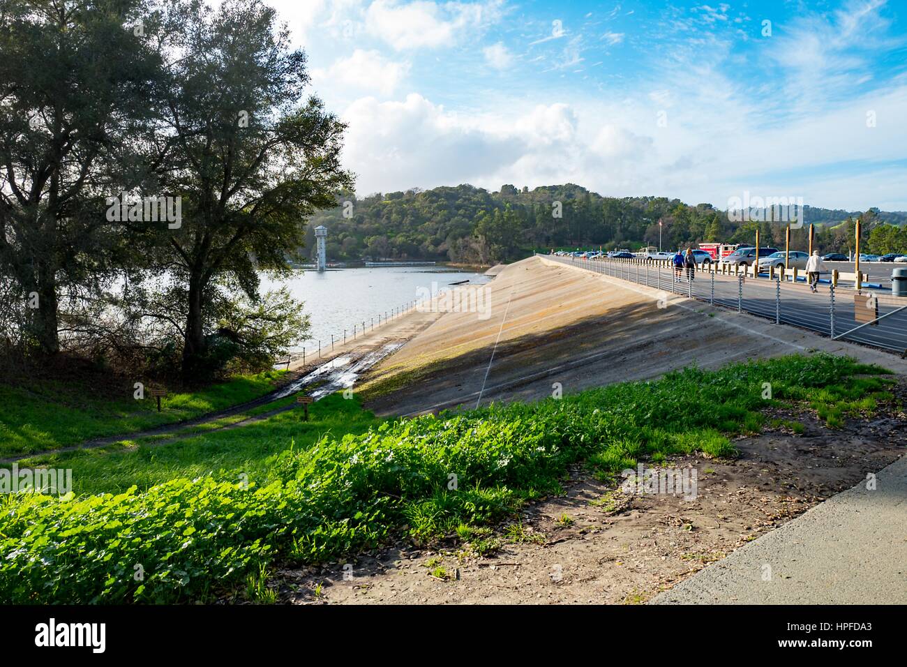 Barrage sur le réservoir de Lafayette dans la région de la baie de San Francisco, ville de Lafayette, California, montrant les niveaux élevés de l'eau après plusieurs semaines de pluie, le 16 février 2017. En février 2017, plusieurs barrages dans le Nord de la Californie ont été violés par suite de l'eau élevée (de la Lafayette Reservoir n'est pas menacé). Banque D'Images
