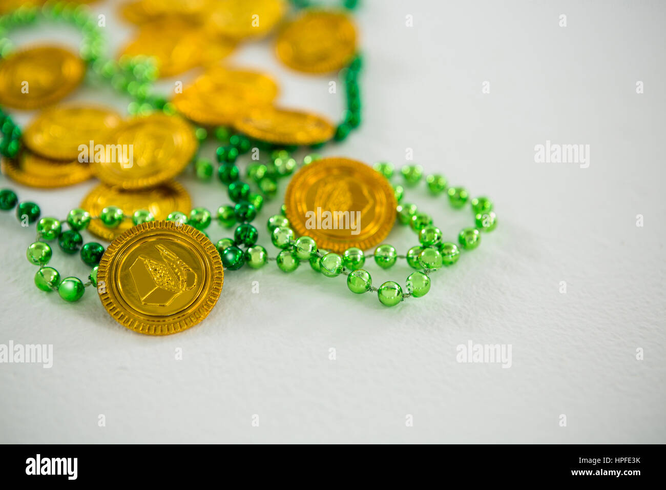 St Patricks Day trèfles et de chocolat d'or pièce sur fond blanc Banque D'Images