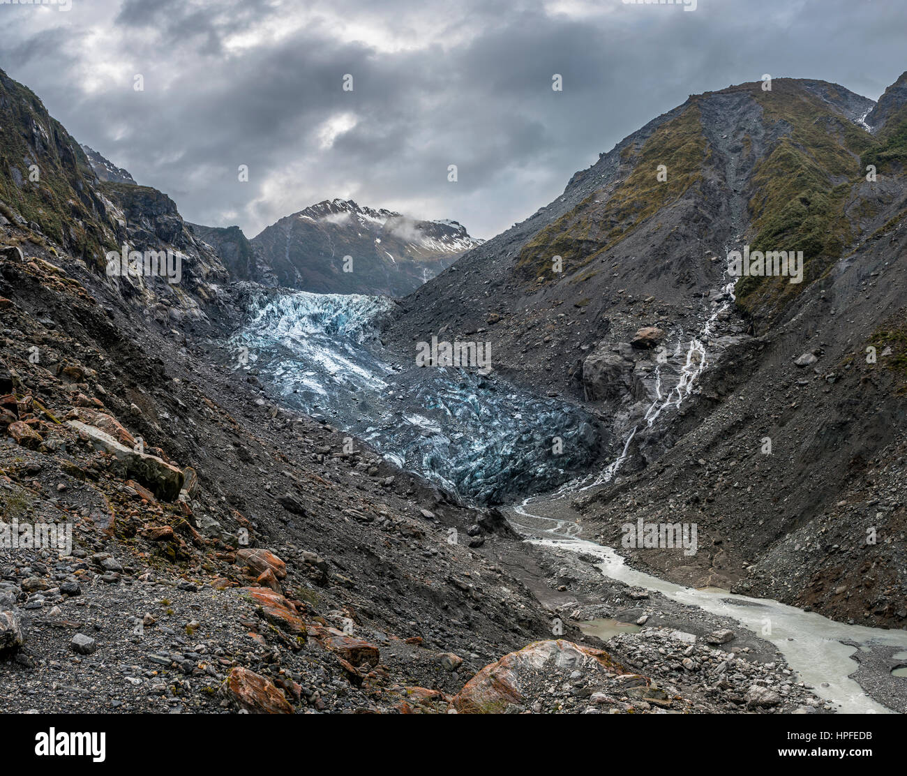 Langue du glacier avec la rivière glaciaire, de Franz Josef Glacier, West Coast, Southland, Nouvelle-Zélande Banque D'Images