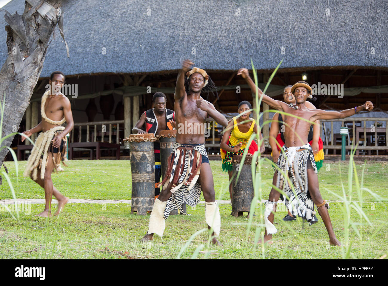 La danse traditionnelle pour les touristes, Victoria Falls, Zimbabwe Banque D'Images