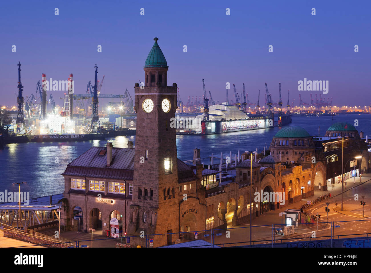 Tour des stations marégraphiques, St.Pauli aussi Pauli-Landungsbrücken Piers et port de Hambourg, Allemagne Banque D'Images