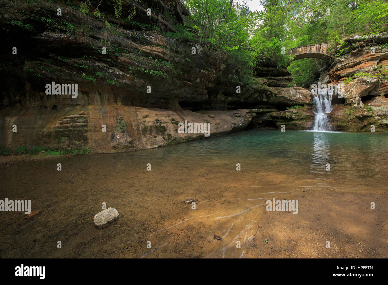 Chutes supérieures à Old Man's Cave, parc d'État de Hocking Hills, Ohio, au printemps Banque D'Images